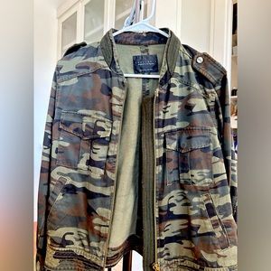 Sanctuary camo light weight zip up.